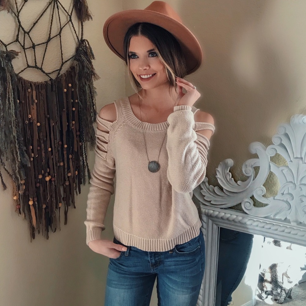 Versatile cream sweater🌿✨